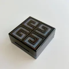 GIVENCHYアクセサリーアイズ限定品　アイシャドウパレットのサムネイル