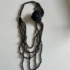 黒のフラワーモチーフロングネックレス