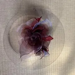 花のコサージュ赤紫色とグレー