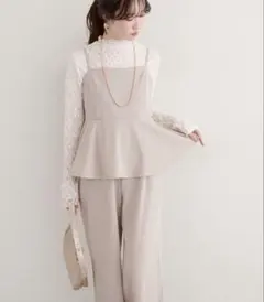 【美品】natural couture　ストレッチぺプラムオールインワンのサムネイル
