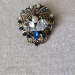 華やかなクリスタルとパールのブローチ