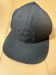Stussy ブラック スナップバックキャップ