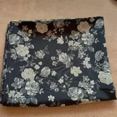 [ポリエステル100%]黒地にグレーの花柄
