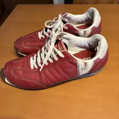 レッド スニーカー