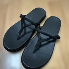 UGG サンダル ブラック クロスストラップ - メルカリ