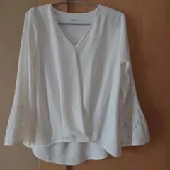 美品OPAQUE.CLIP 袖レースVネックトップス