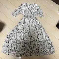 ディーホリック　花柄　ワンピースのサムネイル