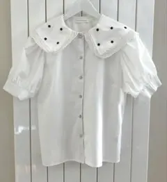 As Know As plus　アズノウアズ　白ブラウス　襟刺繍　パールボタン