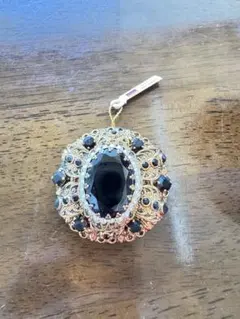 黒いストーンの金属製ブローチ 約5cm