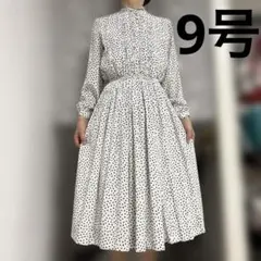 美品昭和レトロ　ヴィンテージ　長袖ワンピース　ホワイト　光沢　日本製　ピンタック