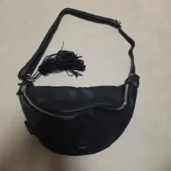 niko and...黒いレザーショルダーバッグ タッセル付き