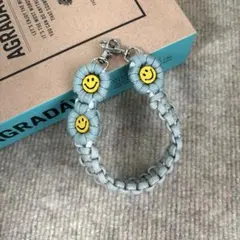 パラコード　ハンドスマホストラップ　ニコちゃんお花　ハンドメイド　くすみカラー