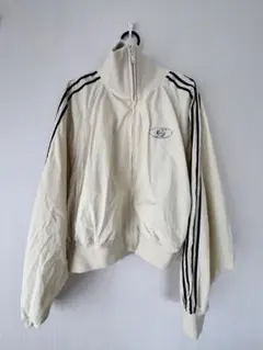 アイボリー・ストライプジャケットとネイビーベストのセット