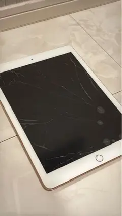 iPad 第6世代　32GB 画面割れあり・操作可能
