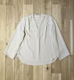 AuieF ブラウス Vネック 長袖 サイズ38 とろみ生地 アイボリー