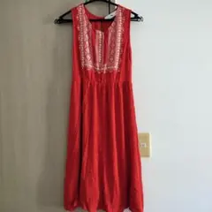 刺繍入り赤ノースリーブワンピース