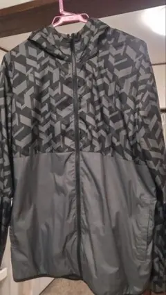 美品PUMA幾何学模様 フード付ウインドブレーカーL～LLの方にグレー×ブラック