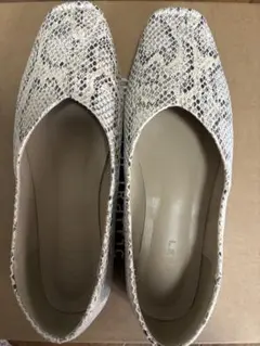 ヘビ柄スクエアトゥフラットシューズ