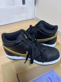 NIKE ミッドカットスニーカー ブラック×ゴールド 23cm