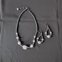 エレガントなネックレスとイヤリングセット