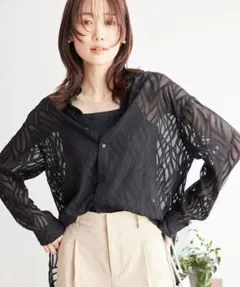 黒の長袖シャツ　透け感　ロペピクニック　バッグスリット　ジャガードシャツ