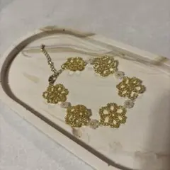 ハンドメイド　花のビーズブレスレット