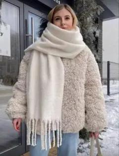 フリンジ付きホワイトスカーフ