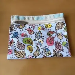 カラフルな鳥模様のポーチ　LESPORTSAC