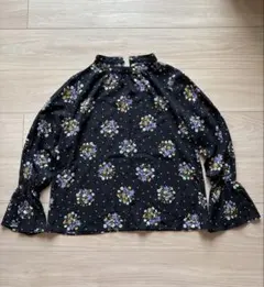 ナチュラルビューティーベーシック　花柄フレア袖ブラウス