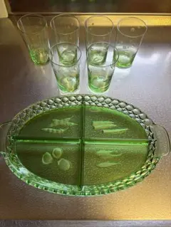 緑色のガラスコップとガラス皿