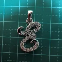 イニシャル E ペンダントトップ シルバーカラー