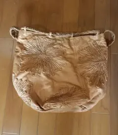 刺繍入りベージュショルダーバッグ