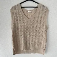 ベージュ ニットベスト