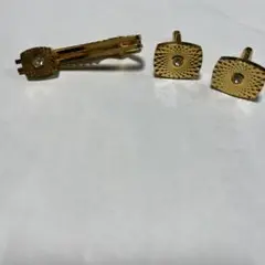 ゴールド ネクタイピンとカフスボタンセット