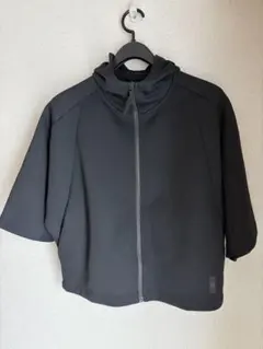 黒いフード付きショートスリーブパーカー　リーボック