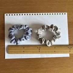 グレーとベージュの布製ヘアゴム
