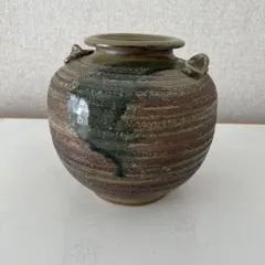 ストライプ模様の陶器花瓶