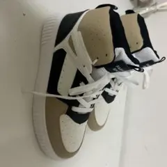 スニーカー　ホワイト／ベージュ