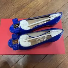 FERRAGAMO 青 リボン付き パンプス