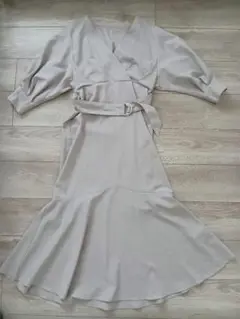 値下げしました　美品　ベージュ ラップドレス 長袖 フレア裾
