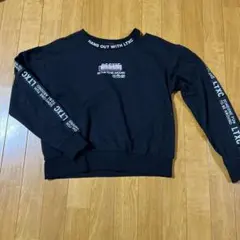 黒の刺繍トレーナー