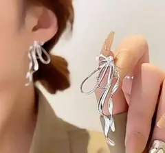新品未使用シルバー大振りジルコニアロングリボンピアス シック 大人女子