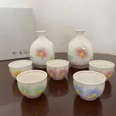 香蘭社 胡蝶蘭　徳利2本＆猪口5客　酒器セット　希少品　未使用　5色のサムネイル
