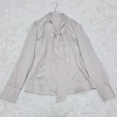 COMME CA ISM M ボウタイ ブラウス ベージュ 光沢 フォーマルのサムネイル