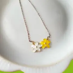 お花　アンティーク風　ネックレス　ゴールド
