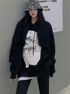 パーカー　カジュアル　ブラック　黒　ロゴ　プリント　おしゃれ　春　冬　3