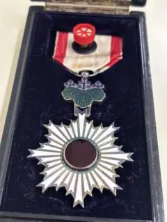 美品 旭日単光章 旧タイプ 旭日章 勲章 略綬 共箱 おまけ付き‼️ 旭日単光章・略授・共箱（旧勲六等旭日単光章） - メルカリ