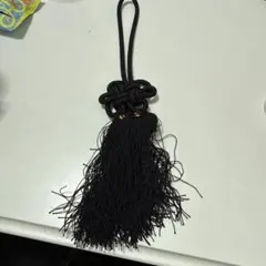 黒いタッセルデザインの紐