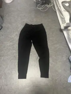 スリムフィット 黒パンツ ドローストリング スウェット