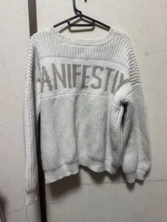 ホワイト Vネック ニット ロゴ入り